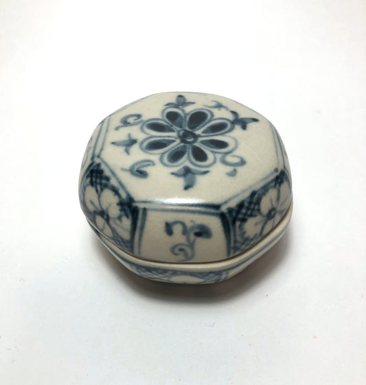 Japanese incense dish / trinket box - blue and white floral pattern