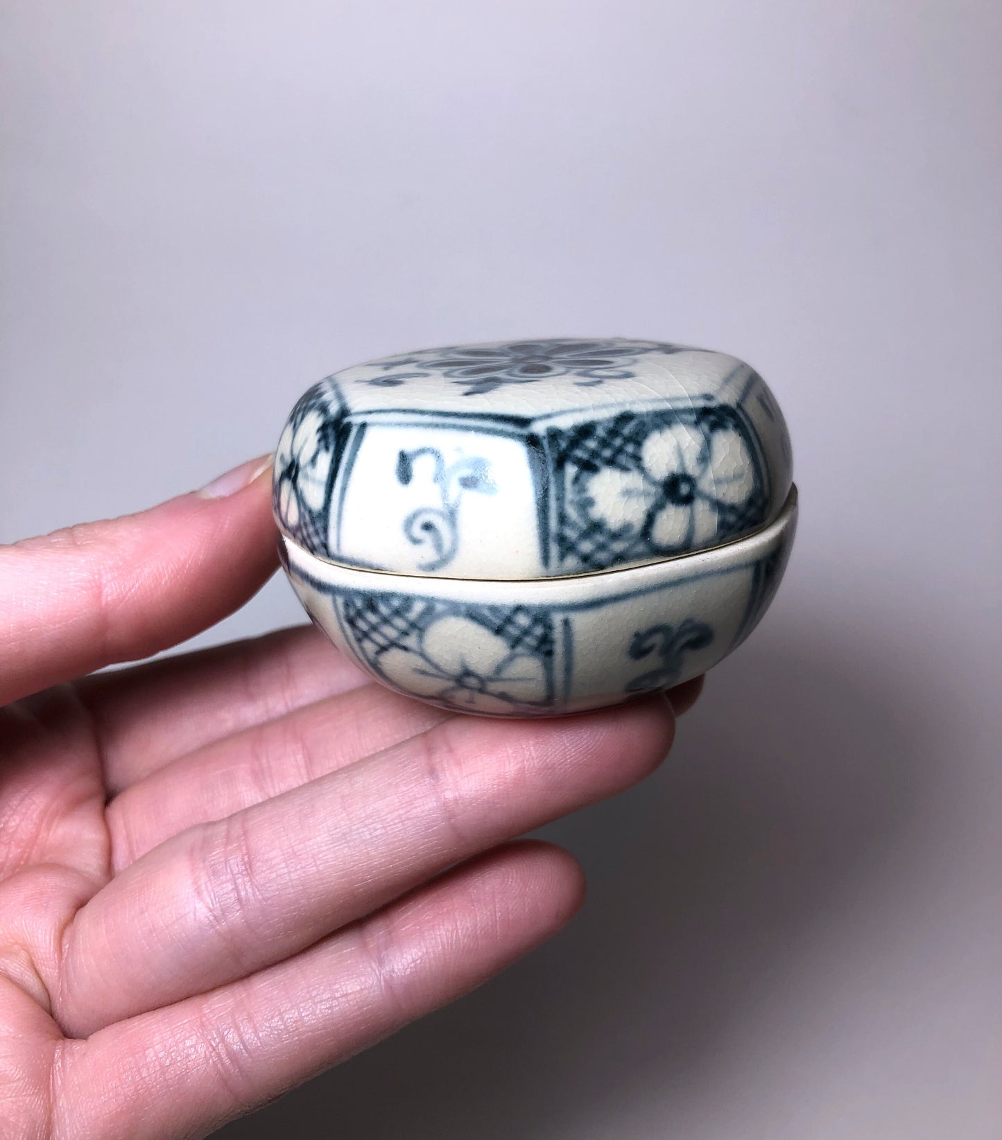 Japanese incense dish / trinket box - blue and white floral pattern