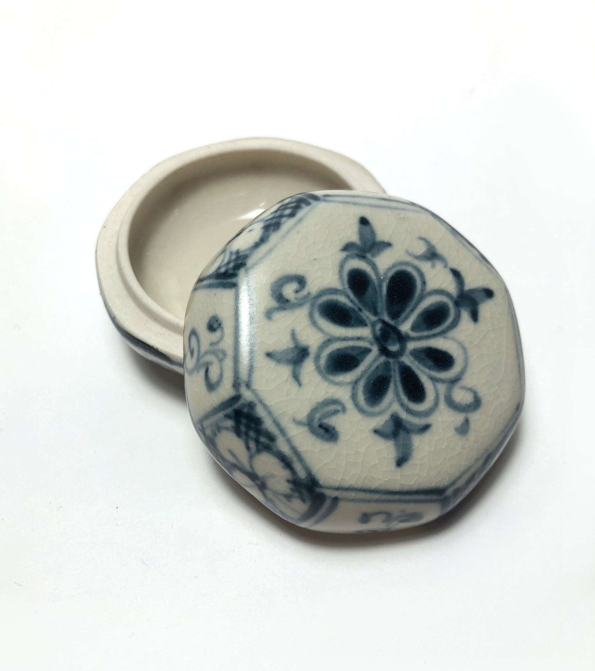 Japanese incense dish / trinket box - blue and white floral pattern