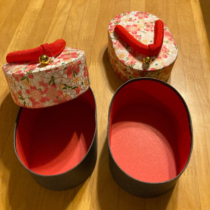 Zōri-shaped paper boxes