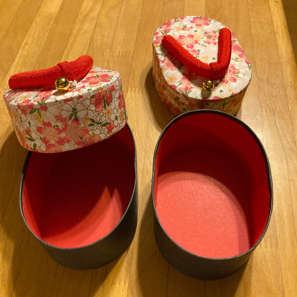 Zōri-shaped paper boxes