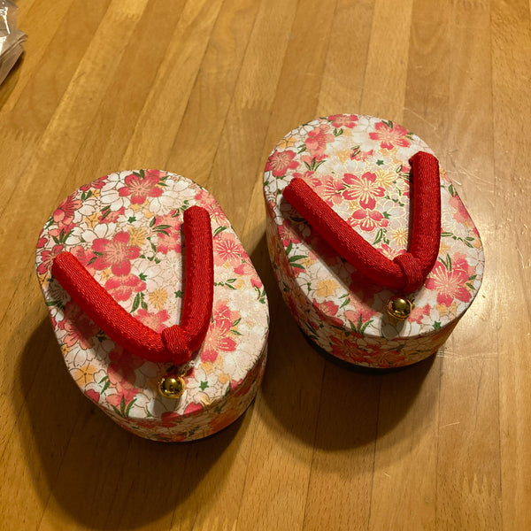 Zōri-shaped paper boxes