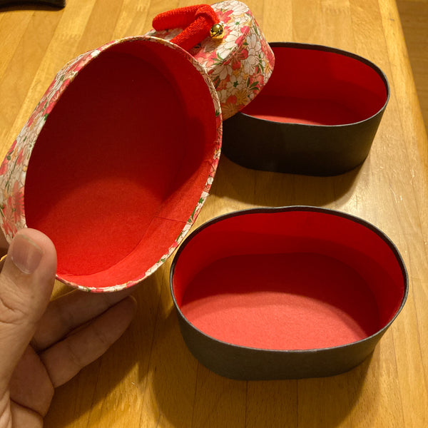 Zōri-shaped paper boxes