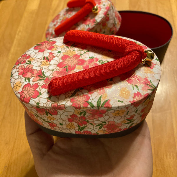 Zōri-shaped paper boxes